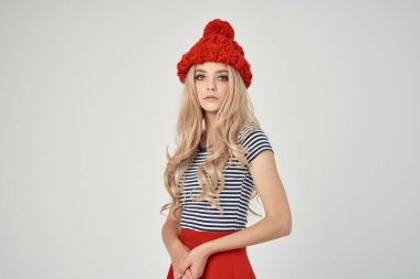 Şık giyinen güzel kadın Kırmızı Şapkalı açık renk arka plan