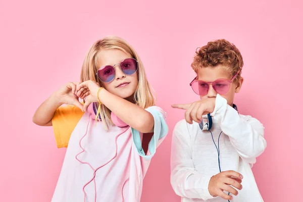 Модний хлопчик і дівчинка блондинка волосся модні окуляри Дитячий спосіб життя концепція — стокове фото