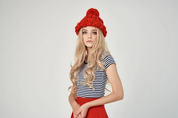 Όμορφη γυναίκα σε μοντέρνα ρούχα Κόκκινο καπέλο φως φόντο — Φωτογραφία Αρχείου