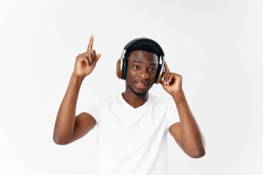 Kulaklık takan Afro-Amerikalı. Duygusal eğlence arka planda.