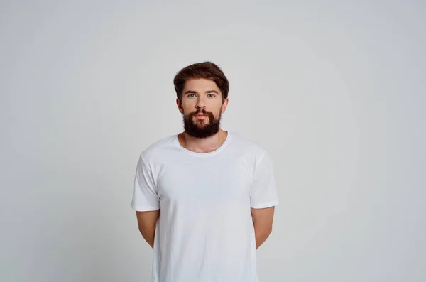 Carino uomo barbuto in bianco t-shirt studio di moda sfondo leggero — Foto Stock