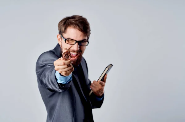 Bearded man in a suit investment economy virtual money isolated background — Stock Photo, Image