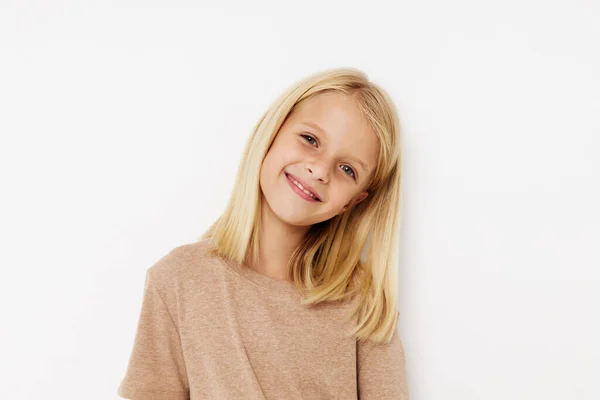 Pequena menina bonito em um conceito de estilo de vida camiseta bege — Fotografia de Stock