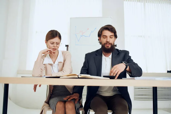 Chef ropar på kvinna kontor missnöje företag arbete känslor — Stockfoto