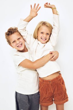 Neşeli çocuklar el hareketleriyle dans ederler.