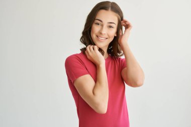 Neşeli kadın şaşırdı. Heyecanlı görün. Stüdyo yaşam tarzı.