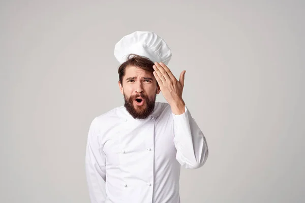 Kuchař kuchař uniforma vaření emoce gurmán světlo pozadí — Stock fotografie