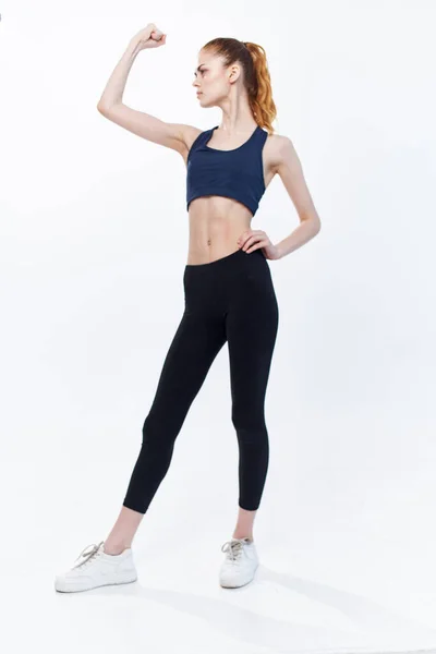 Ejercicio de ejercicio cardiovascular mujer deportiva posando fondo ligero — Foto de Stock