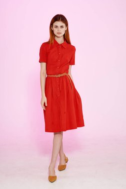 Kırmızı elbiseli güzel bir kadın şık bir moda izole edilmiş arka plan.