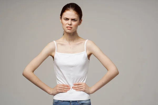 Zieke vrouw liespijn intieme ziekte gynaecologie ongemak studio behandeling — Stockfoto