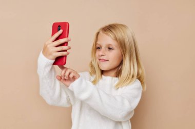 Sarı saçlı, gülümseyen küçük bir kızın portresi.