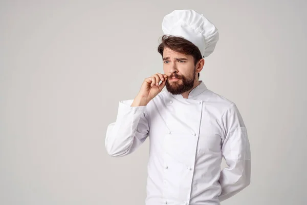 Barbuto uomo lavoro uniforme professione cucina roba isolato sfondo — Foto Stock