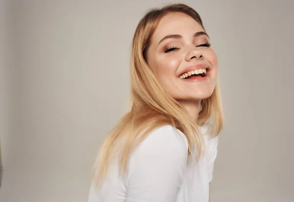 Mulher bonita em um olhar atraente branco feliz Lifestyle Estúdio Modelo — Fotografia de Stock