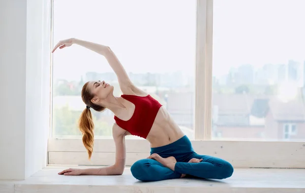 Wanita dekat jendela yoga asana latihan — Stok Foto
