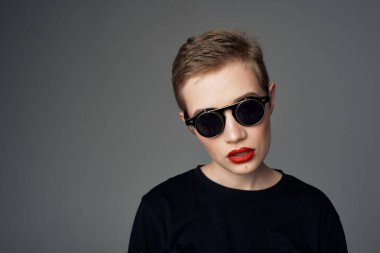 Güzel kadın siyah tişört modern tarz koyu arkaplan