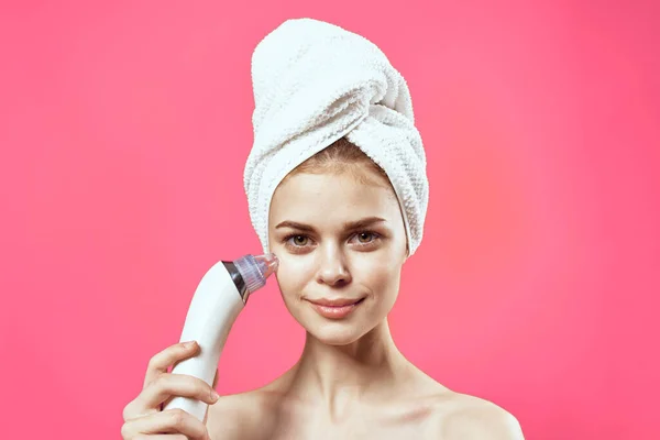 Emotionell kvinna med bara axlar rengöring ansikte dermatologi förfarande — Stockfoto