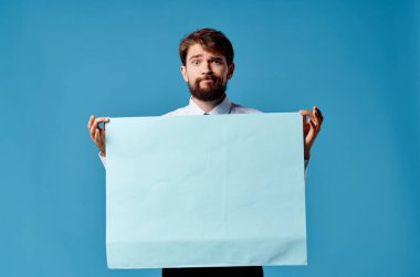 Yakışıklı adam mavi afiş fotokopi alanı reklam sunumu yakın plan