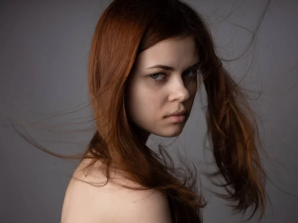 Nő meztelen test pózol vörös haj stúdió — Stock Fotó