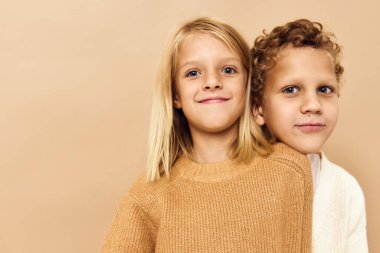 Süveter bej arka planda şirin çocukların portresi
