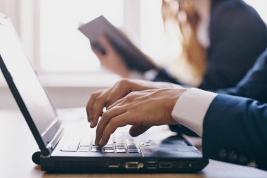 Bilgisayarlı bir masada oturan iş arkadaşları finans yetkilileri