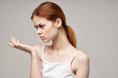 Güzel kadın yüz derisi sorunları dermatoloji izole edilmiş arka plan