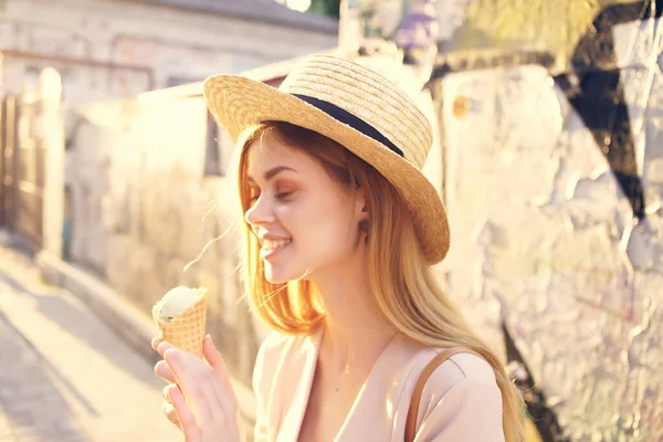Mooie vrouw outdoor lopen eten ijs lopen reizen plezier — Stockfoto