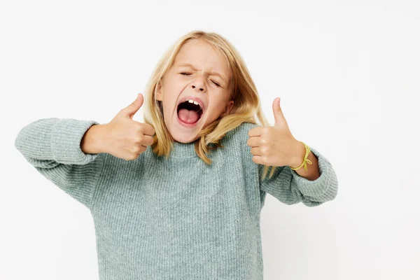 Feliz linda chica gestos con sus manos niños concepto de estilo de vida —  Fotos de Stock