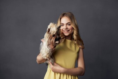 Sarı elbiseli bir kadın, soylu bir köpek, manzarayı kesip biçti.