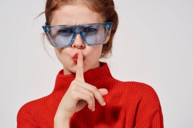 Kırmızı dudaklı kadın çekici görünüyor.