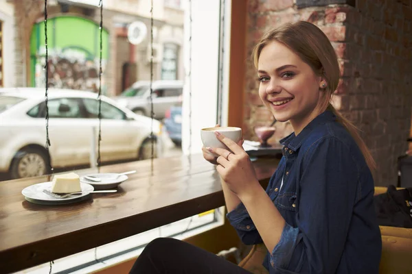 Gyönyörű nő egy csésze kávét egy kávézóban pihenés Életmód — Stock Fotó