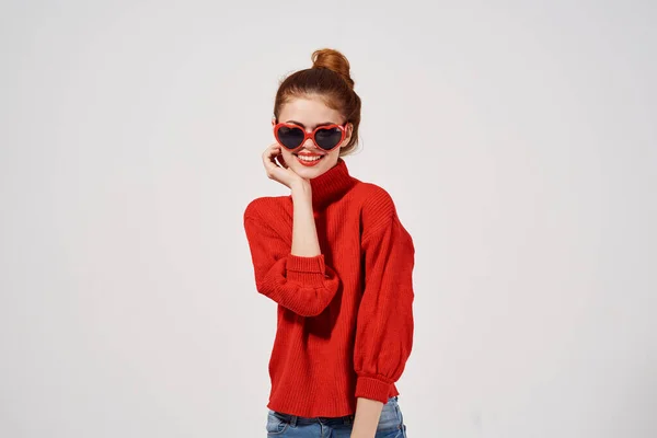 Mulher na moda óculos de sol estilo moderno olhar atraente — Fotografia de Stock
