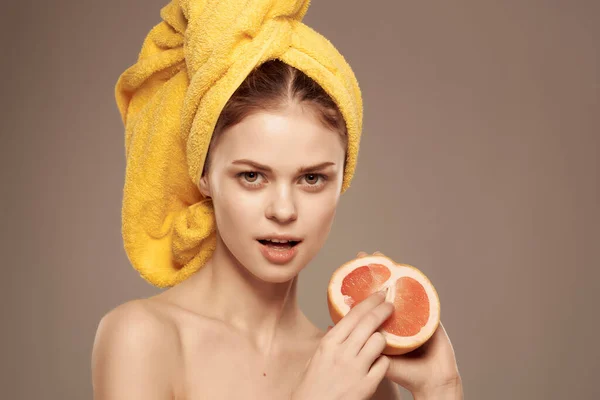 Wanita cantik dengan tubuh telanjang Vitamin kulit bersih berpose close-up — Stok Foto