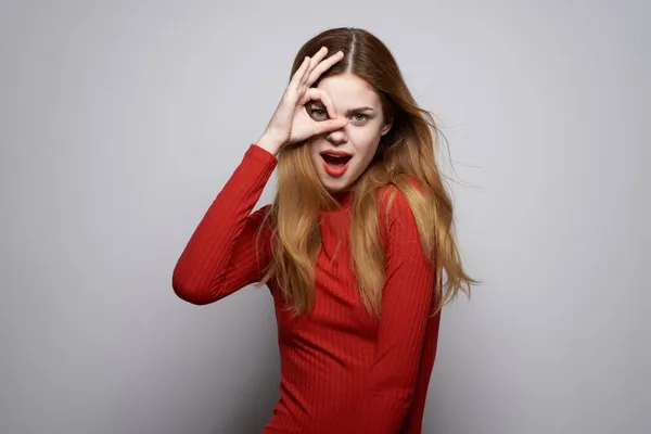 빨간 헤어 스타일의 아름다운 여성 모델 스웨터 스튜디오 — 스톡 사진