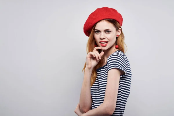 Mooie vrouw poseren mode aantrekkelijke look rode oorbellen sieraden lichte achtergrond — Stockfoto