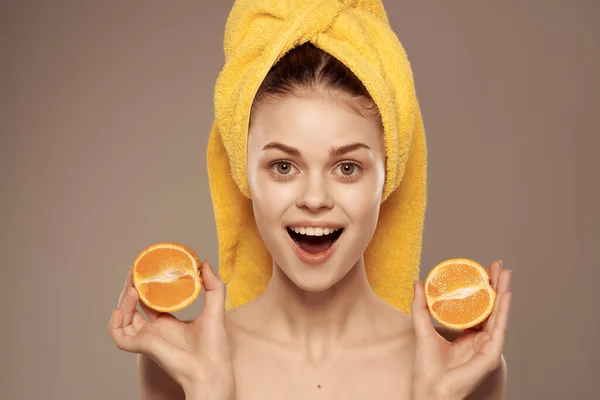 Wanita cantik kulit telanjang Vitamin perawatan kulit yang berpose close-up — Stok Foto