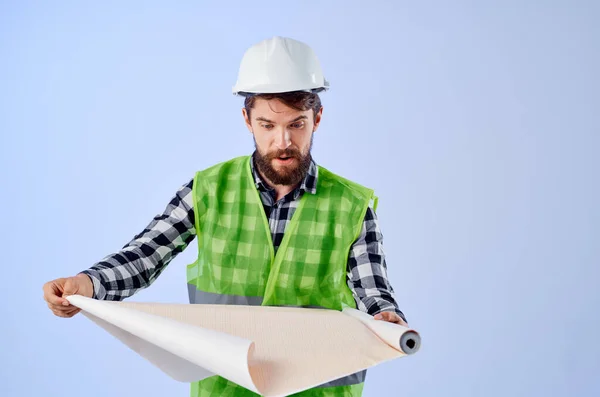 Инженер в чертежах белого шлема Профессиональная студийная индустрия — стоковое фото