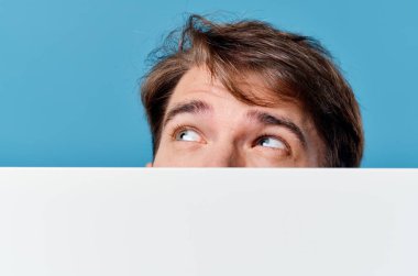 Beyaz maket posterli işadamları imzalı kopya-uzay mavi arkaplan