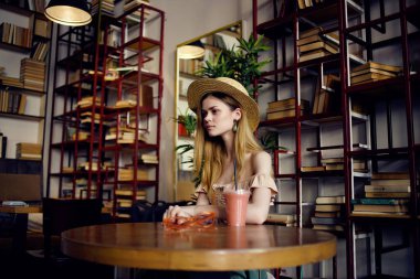 Kafe iletişiminin elinde kitabı olan güzel bir kadın.