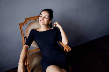 Esmer modelin çekici görünüşü dekorasyon gülüşü koyu arkaplan