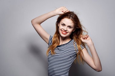 Çizgili tişörtlü güzel bir kadın. Elleri izole edilmiş.