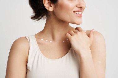 Krem rengi cilt hidrasyon dermatolojisi olan bir kadın.