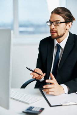 Takım elbiseli bir işadamı, ofis çalışanı telefon yöneticisi.