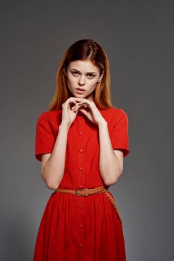 Kırmızı elbiseli çekici kadın makyaj romantizmi.