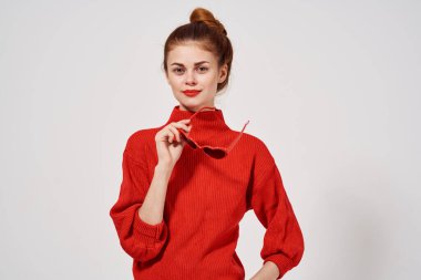 Güzel bir kadın moda pozu veriyor.