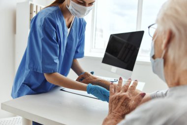 Yaşlı kadın ve doktor profesyonel muayene sağlık hizmetleri
