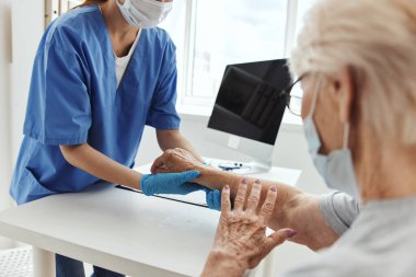 Kadın doktor hasta muayene sağlık hizmetleri