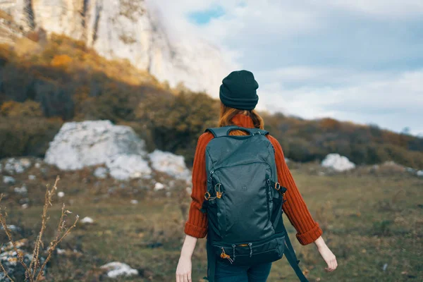 Donna turista con taglierina vicino alle montagne viaggi paesaggio avventura — Foto Stock