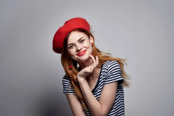 Bonita mujer en una camiseta a rayas labios rojos gesto con sus manos verano —  Fotos de Stock
