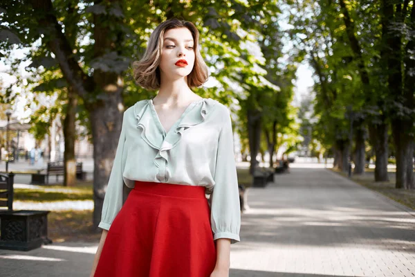 Hermosa mujer en una falda roja ciudad paseo diversión ocio verano — Foto de Stock