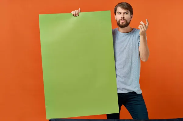 수염 남자 녹색 흉내 내기 포스터 할인 스튜디오 생활 — 스톡 사진